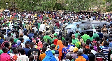 Ana Muhalefet Partisi Üyesi Asitle Öldürüldü. 