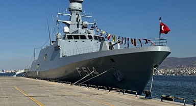  İzmir'de Donanma Gemileri Ziyarete Açıldı.